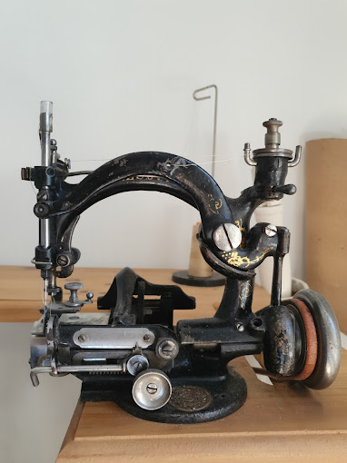 ancienne machine à coudre la paille pour la fabrication de chapeaux dans atelier