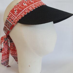 Visière en paille noire avec foulard imprimé bandana rouge sur marotte et fond blanc