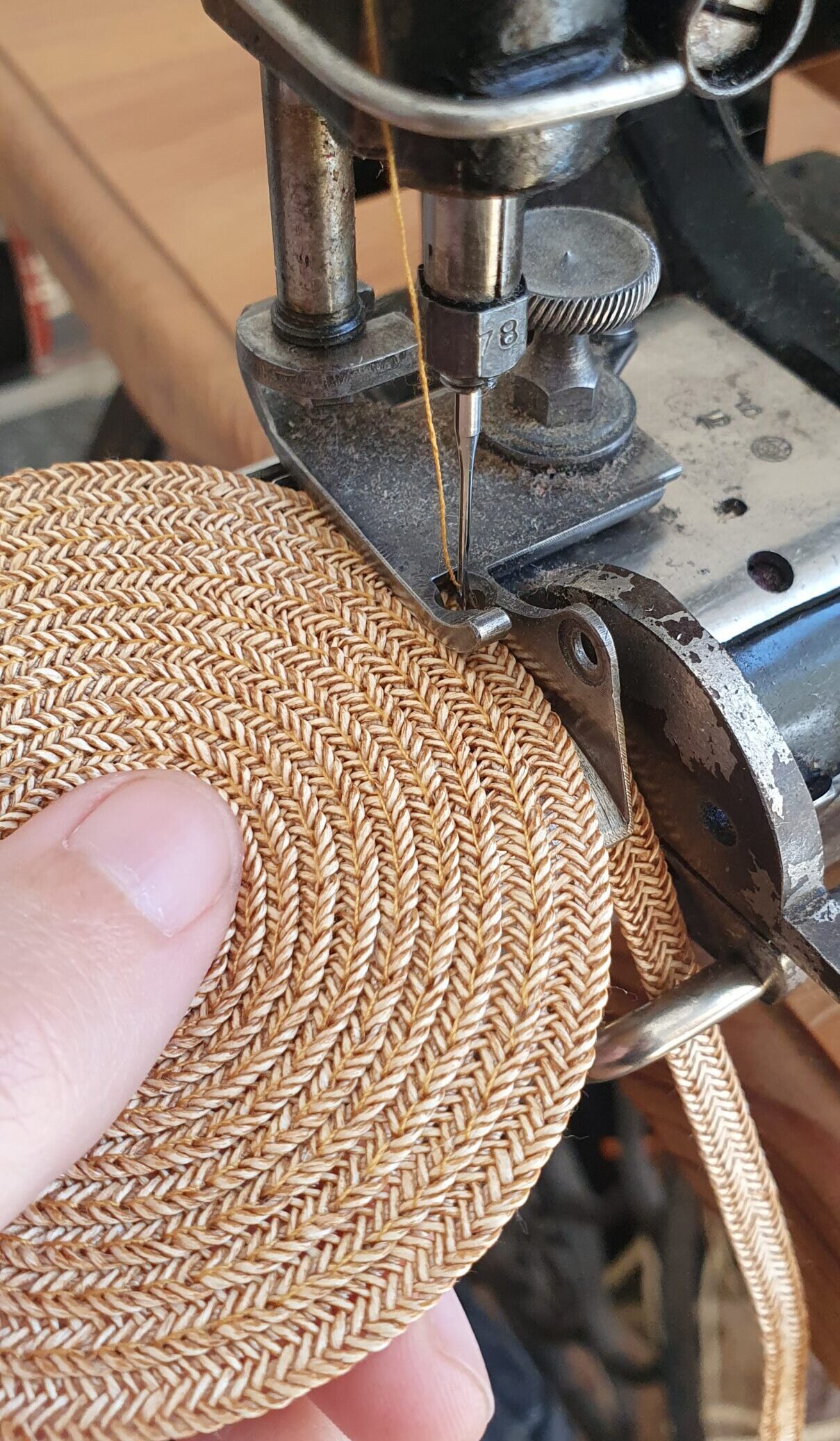 rontonchon en paille cousue avec zoom sur pied de machine à coudre