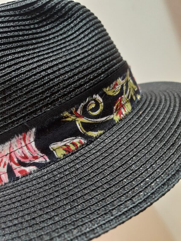 chapeau en paille noir avec ruban en tissus noir motif floral rose et vert