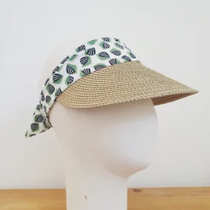 Visière en paille taupe avec bandeau en tissus blanc vert et noir sur tête en tissus