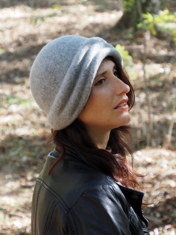 femme avec un bonnet en feutre de laine gris clair