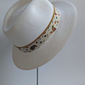 chapeau en paille blanc avec ruban provençal sur fond blanc