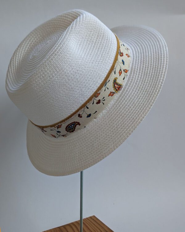 chapeau en paille blanc avec ruban provençal sur fond blanc
