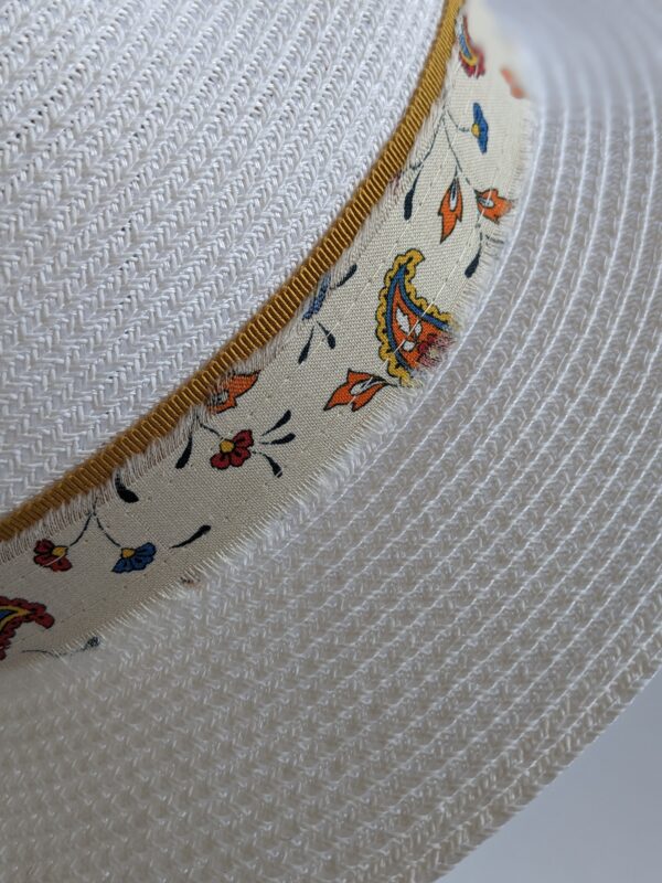 Detail tissus provençal blanc sur chapeau en paille blanc