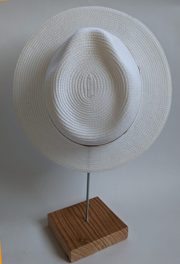 Chapeau en paille blanc vue de dessus