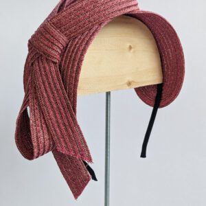 Serre tete avec noeud en paille couleur rose framboise sur pied à chapeaux