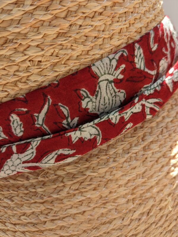 Ruban rouge motif indien sur chapeau en raphia