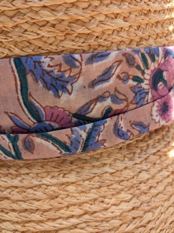 Ruban violine motif indien sur chapeau en raphia