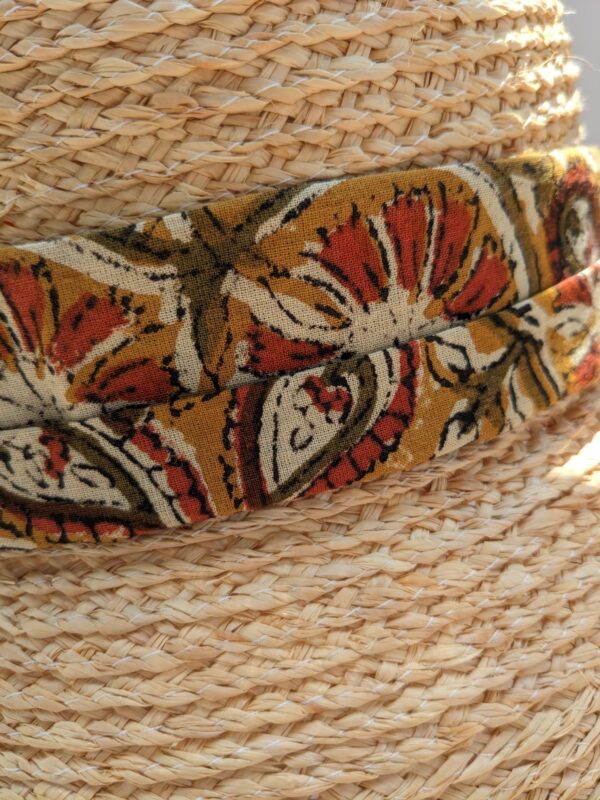 Ruban ocre motif indien sur chapeau en raphia