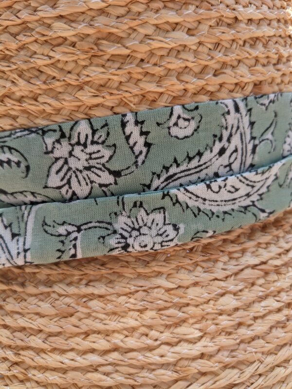 Ruban vert motif indien sur chapeau en raphia