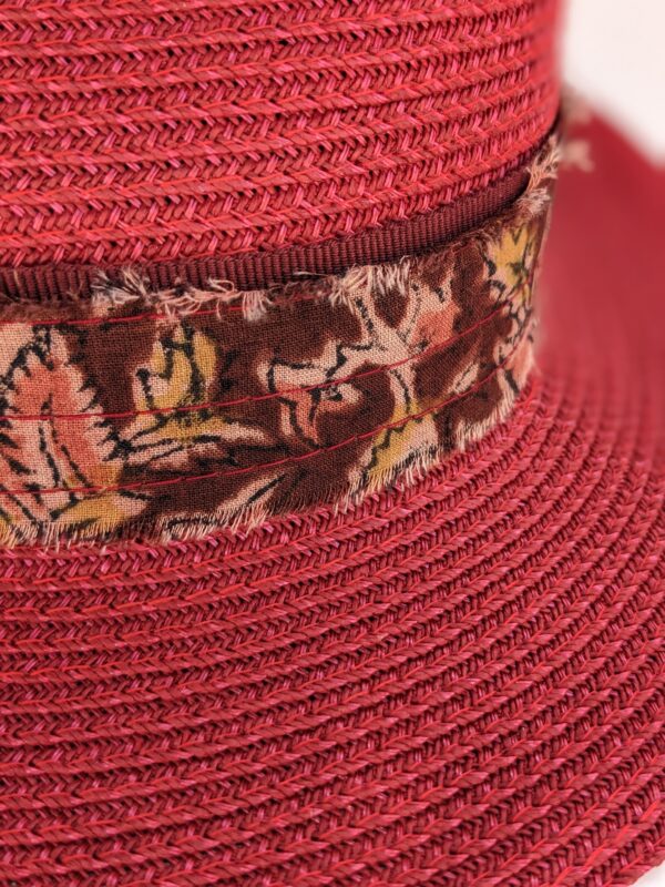 détail garniture bordeaux sur chapeaux en paille cerise