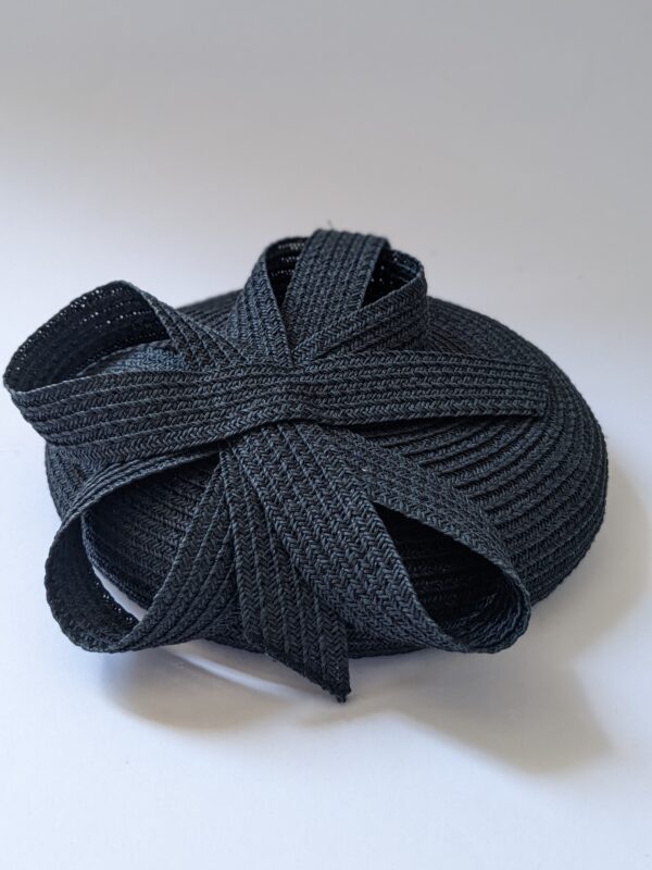 bibi rond en paille noire sur fond blanc