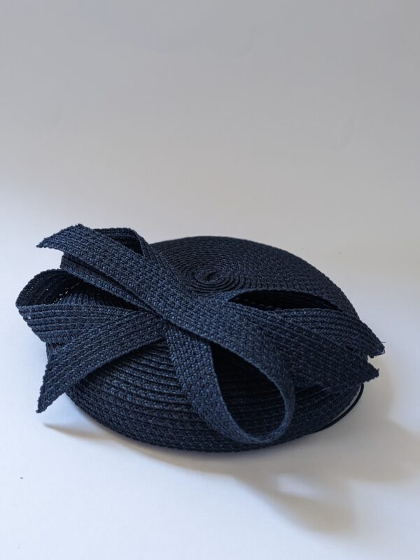 Bibi rond en paille bleu marine sur fond blanc