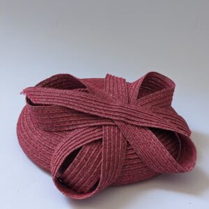 bibi rond en paille rose sur fond blanc