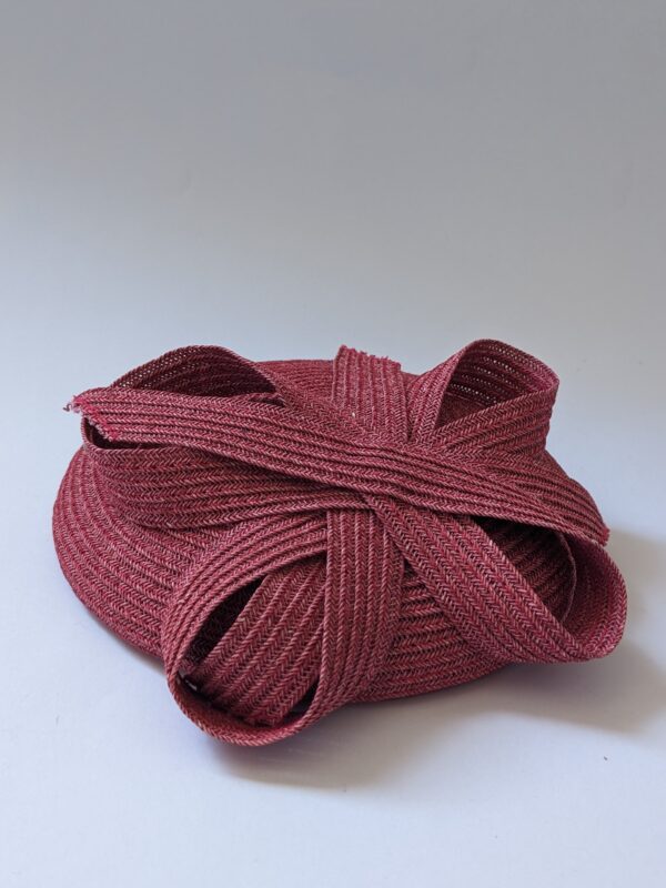 bibi rond en paille rose sur fond blanc