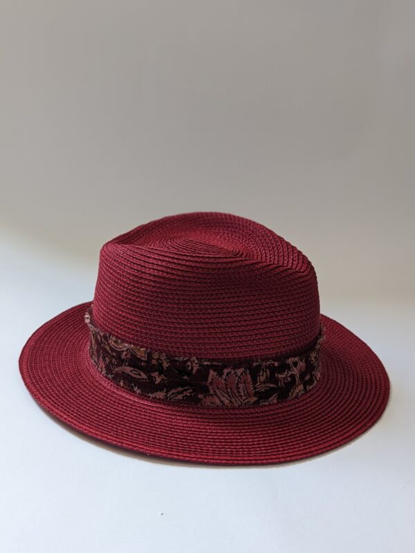 chapeau mixte de forme fedora rouge bordeaux cerise sur fond blanc