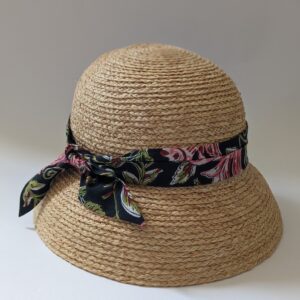 chapeau chloche en raphia avec noeud en tissus noir motif rose et vert