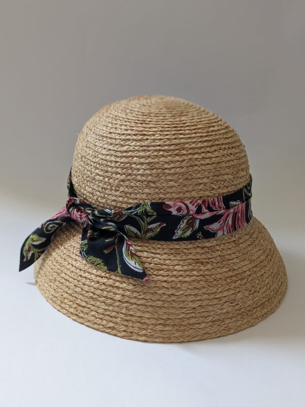 chapeau chloche en raphia avec noeud en tissus noir motif rose et vert
