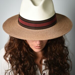 femme brune vue de dessus avec chapeau unisexe fedora blanc et praline