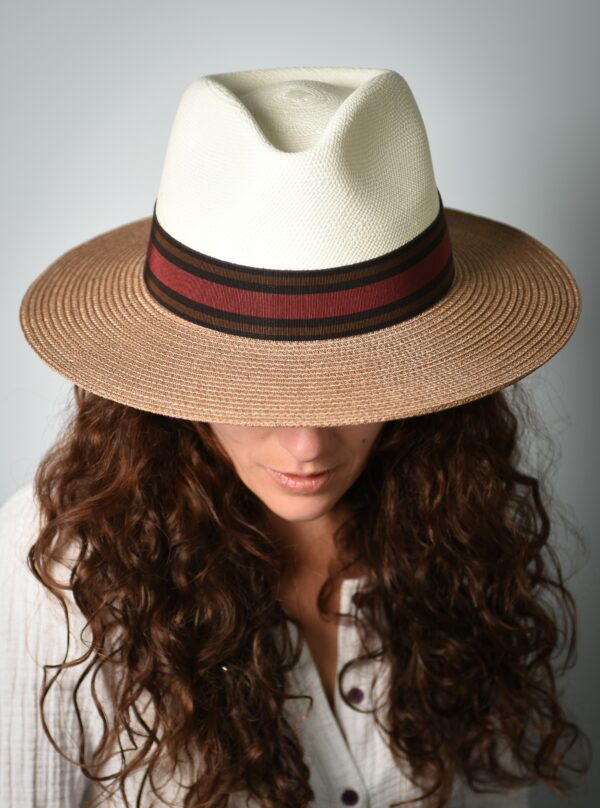 femme brune vue de dessus avec chapeau unisexe fedora blanc et praline