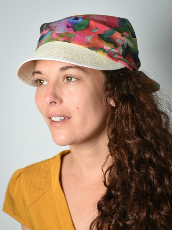Visière et foulard sur femme brune cheveux long sur fond blanc