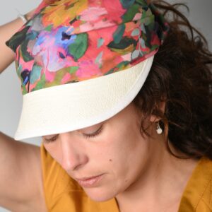 visiere bandana vue de dessus sur femme brune